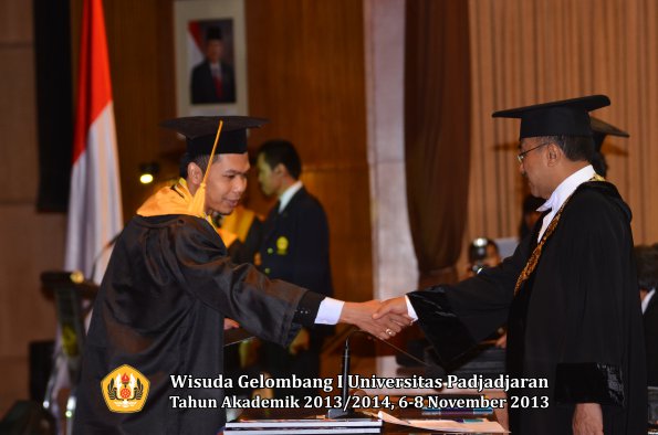 wisuda-unpad-gel-i-ta-2013_2014-fakultas-ekonomi-dan-bisnis-oleh-rektor-086