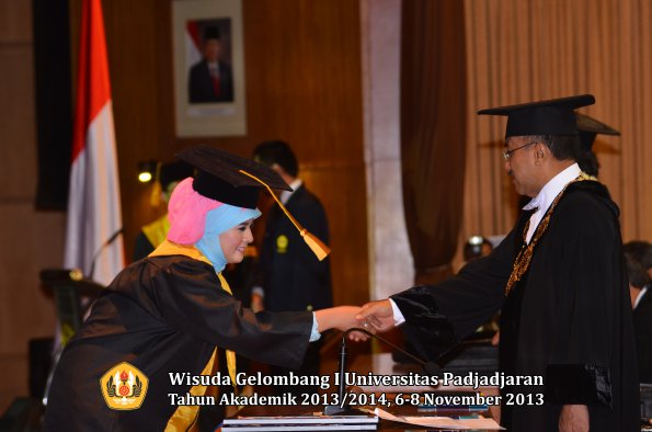 wisuda-unpad-gel-i-ta-2013_2014-fakultas-ekonomi-dan-bisnis-oleh-rektor-087