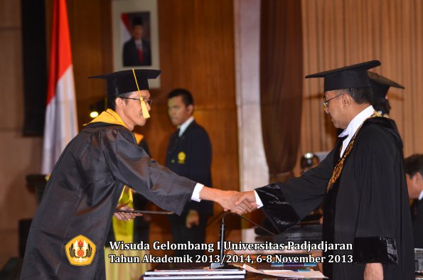 wisuda-unpad-gel-i-ta-2013_2014-fakultas-ekonomi-dan-bisnis-oleh-rektor-088