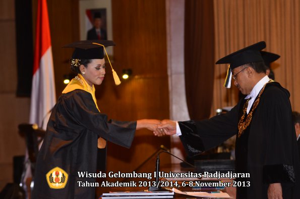 wisuda-unpad-gel-i-ta-2013_2014-fakultas-ekonomi-dan-bisnis-oleh-rektor-089