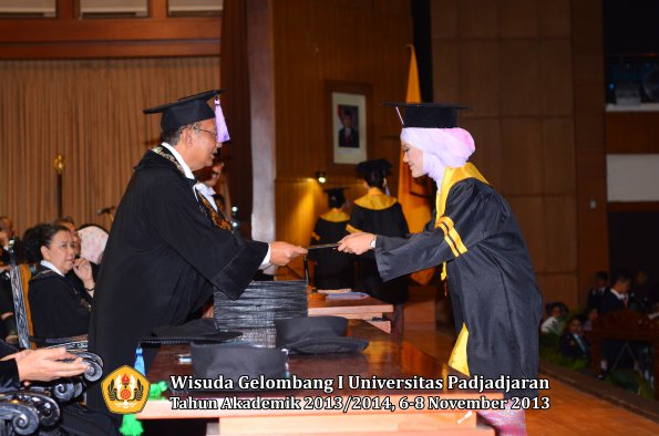 wisuda-unpad-gel-i-ta-2013_2014-fakultas-kedokteran-gigi-oleh-dekan-041