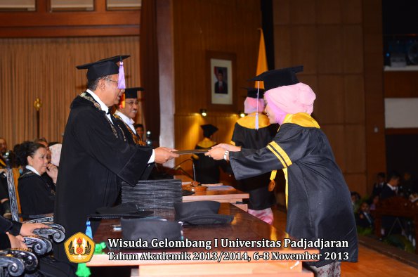 wisuda-unpad-gel-i-ta-2013_2014-fakultas-kedokteran-gigi-oleh-dekan-042