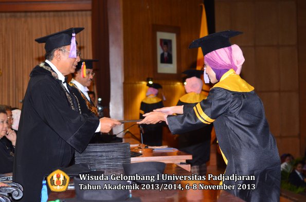 wisuda-unpad-gel-i-ta-2013_2014-fakultas-kedokteran-gigi-oleh-dekan-043