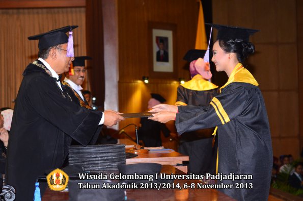 wisuda-unpad-gel-i-ta-2013_2014-fakultas-kedokteran-gigi-oleh-dekan-044