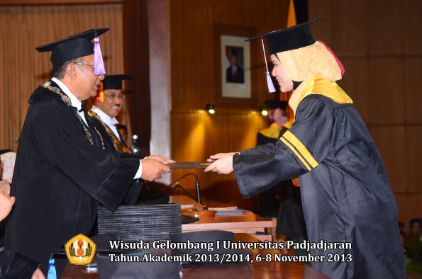 wisuda-unpad-gel-i-ta-2013_2014-fakultas-kedokteran-gigi-oleh-dekan-045