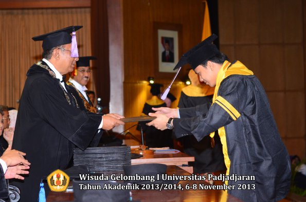 wisuda-unpad-gel-i-ta-2013_2014-fakultas-kedokteran-gigi-oleh-dekan-046