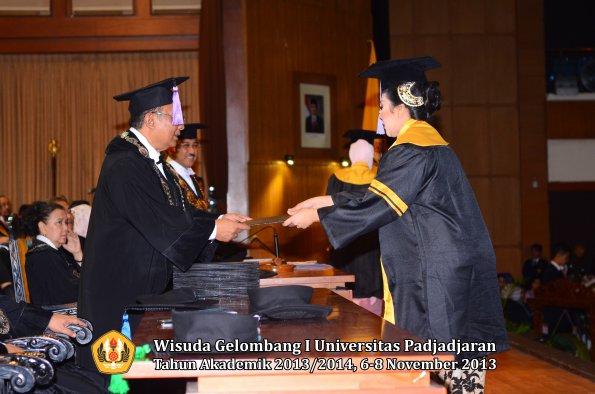 wisuda-unpad-gel-i-ta-2013_2014-fakultas-kedokteran-gigi-oleh-dekan-048