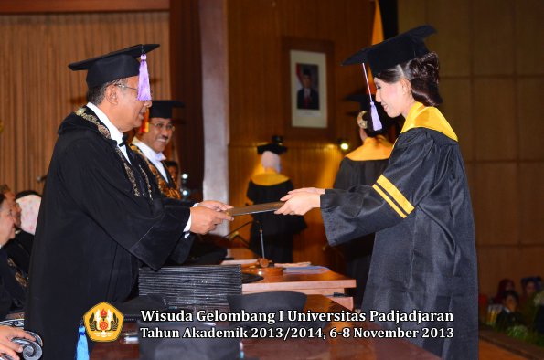 wisuda-unpad-gel-i-ta-2013_2014-fakultas-kedokteran-gigi-oleh-dekan-049