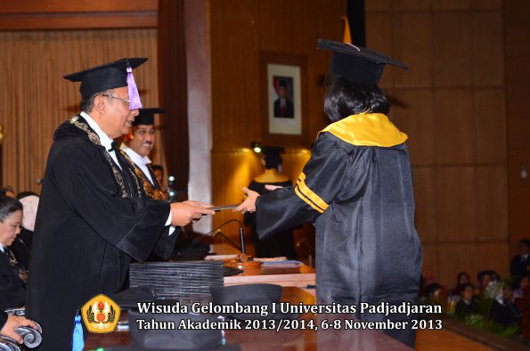 wisuda-unpad-gel-i-ta-2013_2014-fakultas-kedokteran-gigi-oleh-dekan-050