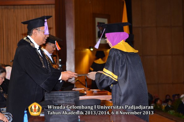 wisuda-unpad-gel-i-ta-2013_2014-fakultas-kedokteran-gigi-oleh-dekan-051