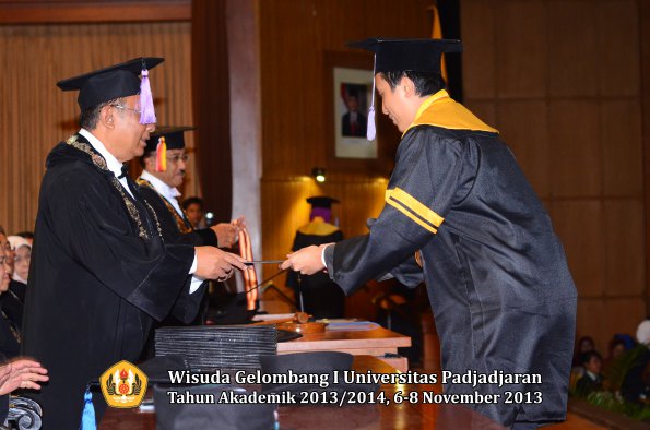 wisuda-unpad-gel-i-ta-2013_2014-fakultas-kedokteran-gigi-oleh-dekan-052