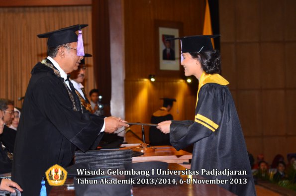 wisuda-unpad-gel-i-ta-2013_2014-fakultas-kedokteran-gigi-oleh-dekan-053
