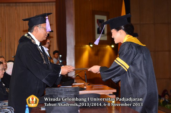 wisuda-unpad-gel-i-ta-2013_2014-fakultas-kedokteran-gigi-oleh-dekan-054