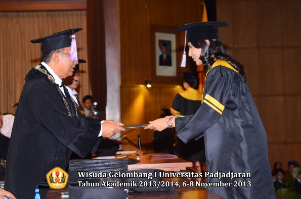 wisuda-unpad-gel-i-ta-2013_2014-fakultas-kedokteran-gigi-oleh-dekan-055
