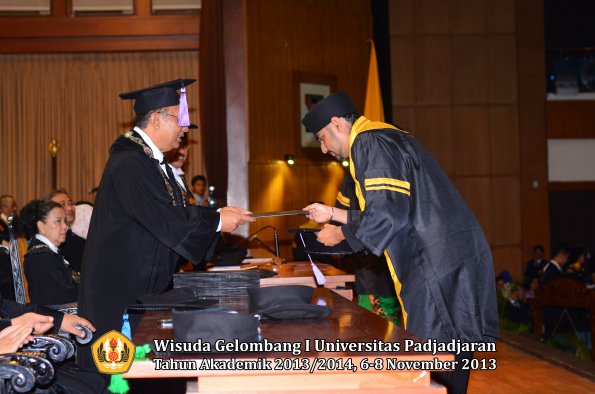 wisuda-unpad-gel-i-ta-2013_2014-fakultas-kedokteran-gigi-oleh-dekan-056
