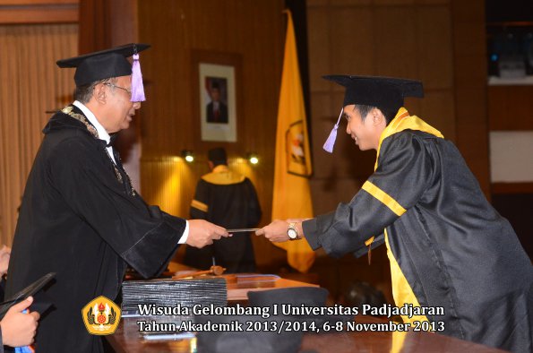 wisuda-unpad-gel-i-ta-2013_2014-fakultas-kedokteran-gigi-oleh-dekan-057