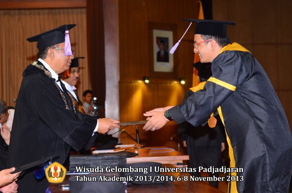 wisuda-unpad-gel-i-ta-2013_2014-fakultas-kedokteran-gigi-oleh-dekan-058