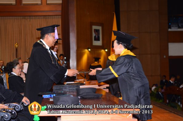 wisuda-unpad-gel-i-ta-2013_2014-fakultas-kedokteran-gigi-oleh-dekan-060