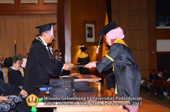 wisuda-unpad-gel-i-ta-2013_2014-fakultas-kedokteran-gigi-oleh-dekan-061