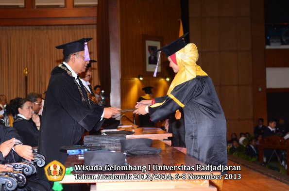 wisuda-unpad-gel-i-ta-2013_2014-fakultas-kedokteran-gigi-oleh-dekan-062