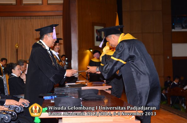 wisuda-unpad-gel-i-ta-2013_2014-fakultas-kedokteran-gigi-oleh-dekan-063