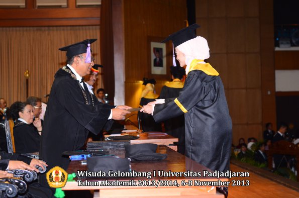 wisuda-unpad-gel-i-ta-2013_2014-fakultas-kedokteran-gigi-oleh-dekan-064