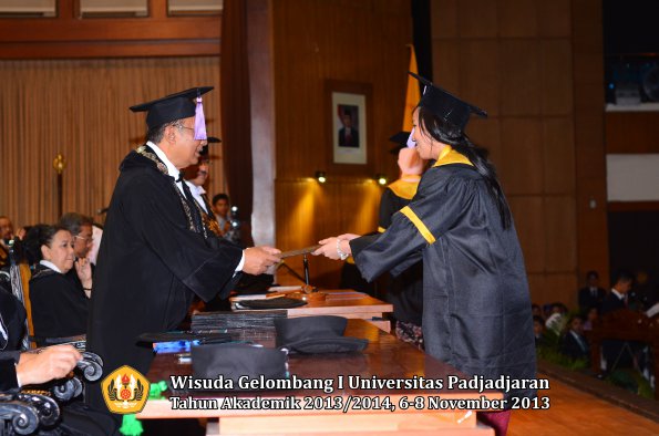 wisuda-unpad-gel-i-ta-2013_2014-fakultas-kedokteran-gigi-oleh-dekan-065