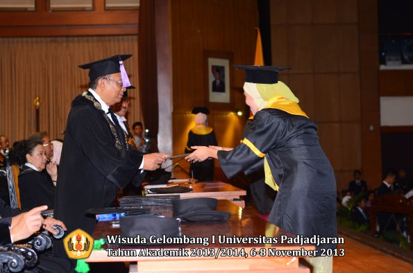 wisuda-unpad-gel-i-ta-2013_2014-fakultas-kedokteran-gigi-oleh-dekan-066