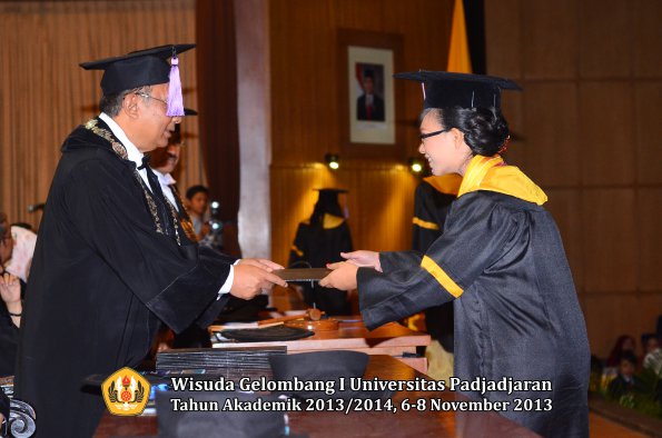 wisuda-unpad-gel-i-ta-2013_2014-fakultas-kedokteran-gigi-oleh-dekan-067