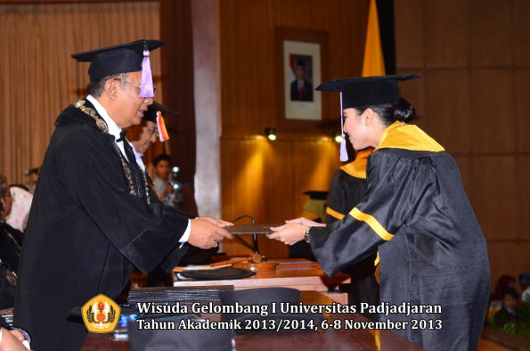 wisuda-unpad-gel-i-ta-2013_2014-fakultas-kedokteran-gigi-oleh-dekan-068