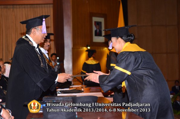 wisuda-unpad-gel-i-ta-2013_2014-fakultas-kedokteran-gigi-oleh-dekan-069