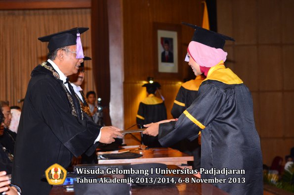 wisuda-unpad-gel-i-ta-2013_2014-fakultas-kedokteran-gigi-oleh-dekan-070