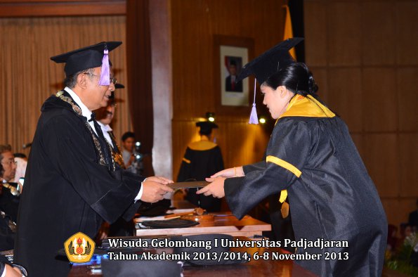 wisuda-unpad-gel-i-ta-2013_2014-fakultas-kedokteran-gigi-oleh-dekan-071