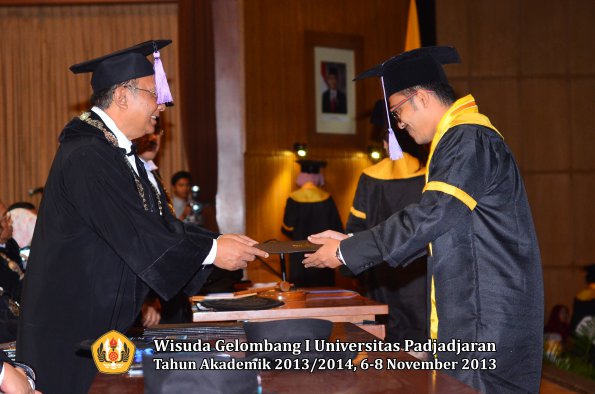 wisuda-unpad-gel-i-ta-2013_2014-fakultas-kedokteran-gigi-oleh-dekan-072