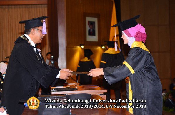 wisuda-unpad-gel-i-ta-2013_2014-fakultas-kedokteran-gigi-oleh-dekan-073