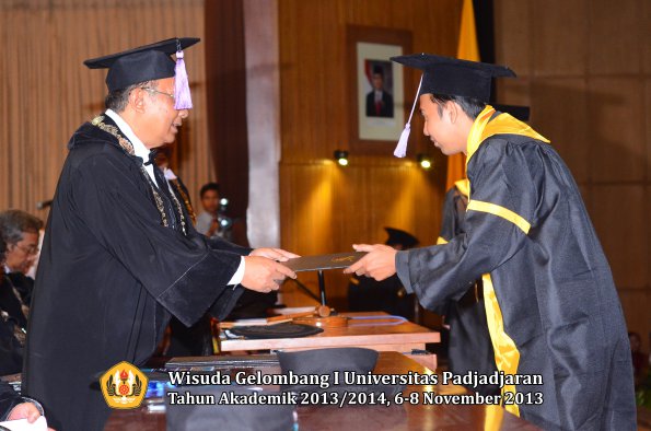 wisuda-unpad-gel-i-ta-2013_2014-fakultas-kedokteran-gigi-oleh-dekan-074