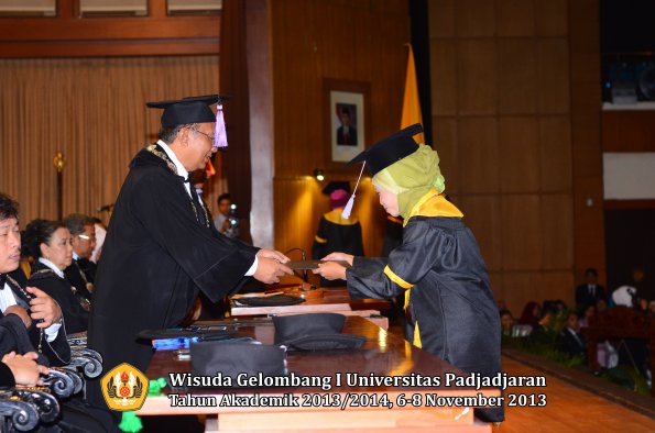 wisuda-unpad-gel-i-ta-2013_2014-fakultas-kedokteran-gigi-oleh-dekan-075