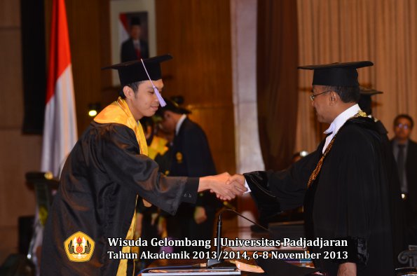 wisuda-unpad-gel-i-ta-2013_2014-fakultas-kedokteran-gigi-oleh-rektor-022