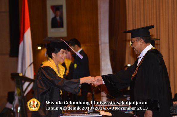 wisuda-unpad-gel-i-ta-2013_2014-fakultas-kedokteran-gigi-oleh-rektor-040