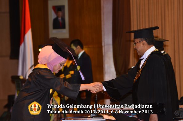 wisuda-unpad-gel-i-ta-2013_2014-fakultas-kedokteran-gigi-oleh-rektor-044