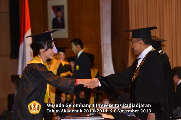 wisuda-unpad-gel-i-ta-2013_2014-fakultas-kedokteran-gigi-oleh-rektor-046