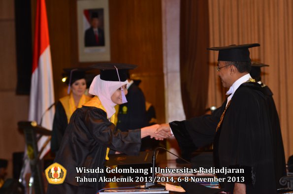 wisuda-unpad-gel-i-ta-2013_2014-fakultas-kedokteran-gigi-oleh-rektor-049