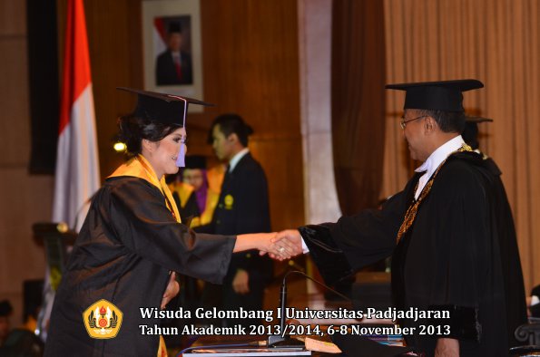 wisuda-unpad-gel-i-ta-2013_2014-fakultas-kedokteran-gigi-oleh-rektor-050