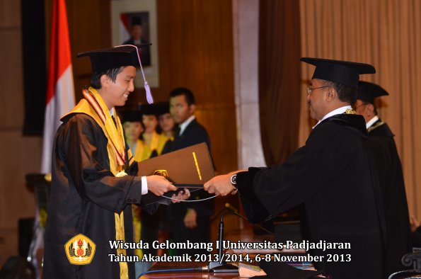 wisuda-unpad-gel-i-ta-2013_2014-fakultas-kedokteran-gigi-oleh-rektor-055