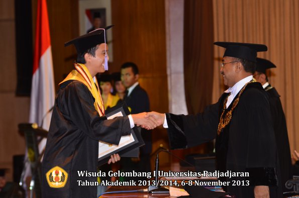 wisuda-unpad-gel-i-ta-2013_2014-fakultas-kedokteran-gigi-oleh-rektor-056