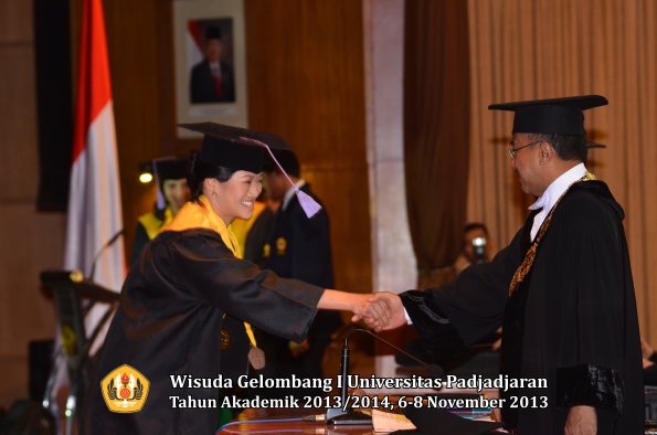 wisuda-unpad-gel-i-ta-2013_2014-fakultas-kedokteran-gigi-oleh-rektor-058