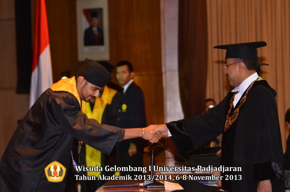 wisuda-unpad-gel-i-ta-2013_2014-fakultas-kedokteran-gigi-oleh-rektor-060