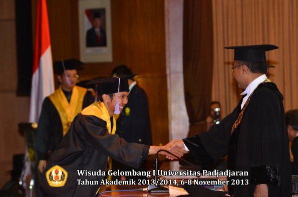 wisuda-unpad-gel-i-ta-2013_2014-fakultas-kedokteran-gigi-oleh-rektor-061