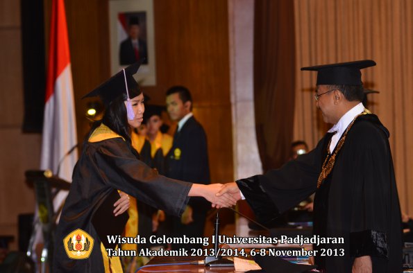 wisuda-unpad-gel-i-ta-2013_2014-fakultas-kedokteran-gigi-oleh-rektor-069