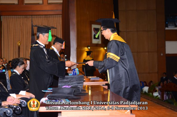 wisuda-unpad-gel-i-ta-2013_2014-fakultas-kedokteran-oleh-dekan-012